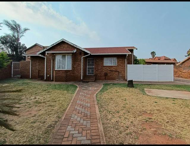 6 BEDROOM HOUSE FOR SALE IN LAUDIUM